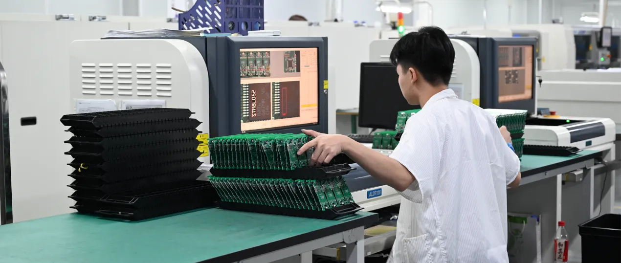 Giltza eskuan PCB muntaketa zerbitzua: zergatik egiten ari diren elektronika enpresak fabrikazio integratuan